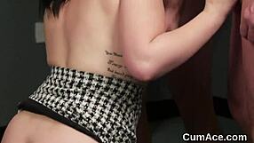 फ्लर्टी Peach को चेहरे पर स्पर्म शॉट मिला, हर बूंद निगल लिया