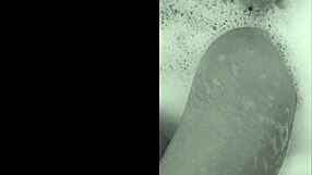 Brazilian amateur plays in bathtub with sexy cumshot action