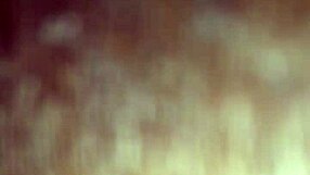 सेक्सी ऐन काजुअली ब्लैक लॉलीपॉप चूस रही