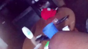 सेक्सी ऐन काजुअली ब्लैक लॉलीपॉप चूस रही