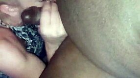 सेक्सी ऐन काजुअली ब्लैक लॉलीपॉप चूस रही