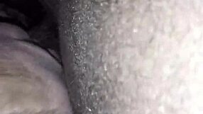 सेक्सी ऐन काजुअली ब्लैक लॉलीपॉप चूस रही