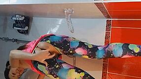 Dekho woh dildo se shower mein masti kar rahi hai, gand ka close up!