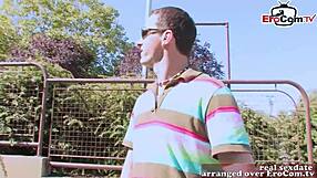 kleine sympatische britische dünne teen 18+ abgeschleppt auf der straße für casting.