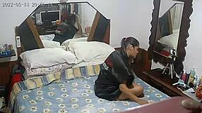 पैटी वाली वॉलंपचुअस मिल्फ अपनी बड़ी गांड हिलाते हुए कैम पर मास्टरबेशन से ऑर्गेज्म तक