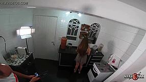 वाह, मैनू फॉक्स किचन में परफेक्ट वाइफ बनकर धमाल मचा रही है!