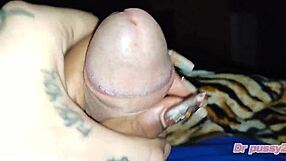 Ebony brasileira punheteira deixa usar a mão para tirar todo o leite do pau com 23cm