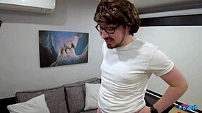 दो अमेचर भूरी बालों वाली लड़कियां पहली बार नर्ड ब्लोबैंग ग्रुप सेशन ट्राई करती हैं