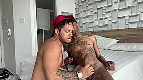 Vi no onibus o cara tatuado com pauzão marcando, cheguei perto e ele ficou duro!