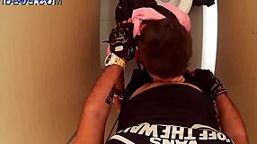 Risky blowjob in public toilet 😏