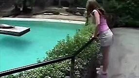 लिटिल एप्रिल बाहर अपनी छातियां रगड़ती और अपनी गीली चूत में उंगलियां डालती है