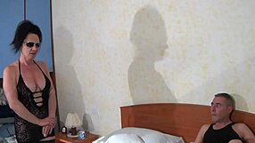 परिपक्व औरतें स्टॉकिंग्स में जवान लंड की तलाश में और जंगली ग्रुप चुदाई