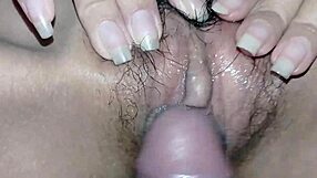 मेरी हॉट बेब ने टीवी देखते हुए अपनी गीली चूत से खेलने दिया