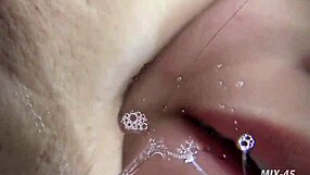 अरे, जापानी लड़कियों को थूकते और बगल चाटते देखना है? जंगली लार वाले सीन हैं!