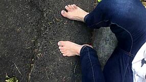 Elizabeths dirty feet get attention