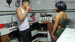 अरे, मैं पति के दूर होने पर प्लंबर को चोद रही हूँ!