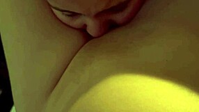 Mi amante no quiere ser grabada pero al final ella misma me graba metiendo mi lengua en su coño. Ella fingering y orgasm homemade.