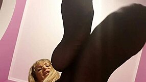 मैंने उसे अपना फुटस्टूल बनाया, फर्श के नीचे पूरा कंट्रोल