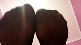 मैंने उसे अपना फुटस्टूल बनाया, फर्श के नीचे पूरा कंट्रोल