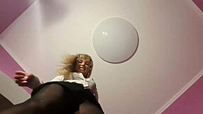 मैंने उसे अपना फुटस्टूल बनाया, फर्श के नीचे पूरा कंट्रोल