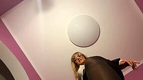 मैंने उसे अपना फुटस्टूल बनाया, फर्श के नीचे पूरा कंट्रोल