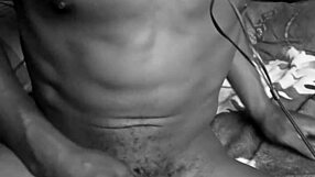 बड़ा काला लंड सहलाता हूं ब्लैक एंड व्हाइट में झड़ने तक