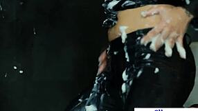 सोलो बुकके बेब को ग्लोरीहोल से भारी कमशॉट मिला