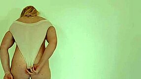 Steaming video is how a bodybuilder gets a hard wedgie from milf