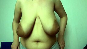 बस चिल कर रही हूं और अपनी बड़ी नेचुरल चूचियां हिला रही हूं मज़े में, कोई देख रहा है?