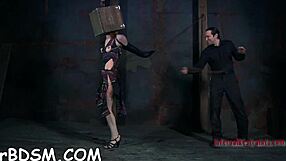 मुझे पसंद है कैसे इस टफ गर्ल को गैग और जोर से केनिंग मिली!