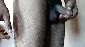 ये हेयरी इंडियन गे हंक कौन है?