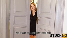 अरे! स्टक4के टीन बेब को बड़ा सौतेला भाई स्टक होने पर ठोकता है