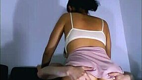 छोटी शर्मीली लातीना सौतेली माँ की डांसिंग टीन स्टूडेंट को हिप्नोटाइज़ करती है