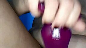 a loira estava com tesao e vontade de gozar entao arregacou a buceta