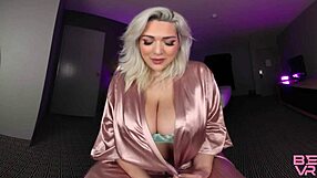 उसे पब्लिक में अपनी बड़ी तेल लगी छातियां दिखाना पसंद है