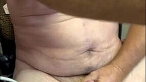 मेच्योर डैडी के साथ इंटेंस गे एक्शन में रगड़ते हुए मजा