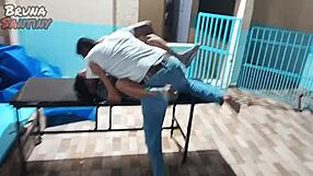 Saí pra gravar com um cara que conheci em site de swing ele broxou e ao invés de me comer teve que filmar o câmera me fodendo