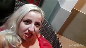 हॉट शादीशुदा ब्लोंड के लिए पूल साफ करना बन गया जंगली सेक्स पेमेंट।