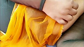 भारतीय लड़की गहरी उत्तेजना से कई बार झड़न महसूस करती