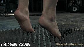 क्या तू तैयार है इस गैग्ड स्लट की टाइट चूत को जोर से ठोकते देखने के लिए?