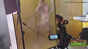 राफाएला डेनार्डिन ब्राज़ील की सबसे बड़ी चूचियाँ स्टीमी शावर सीन में दिखाती है