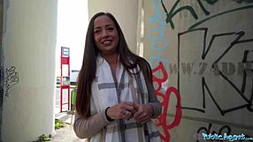 पब्लिक एजेंट ने ब्रिटिश ब्रूनेट को बाहर मोटा चेक लंड चूसने और सवारी करने के लिए मनाया