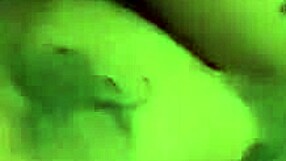 छोटी ब्रुनेट लड़की ने मोटा लंड डीपथ्रोट में चूसा एमेच्योर एक्शन में