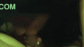 छोटी ब्रुनेट लड़की ने मोटा लंड डीपथ्रोट में चूसा एमेच्योर एक्शन में