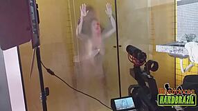 राफाएला डेनार्डिन ब्राज़ील की सबसे बड़ी चूचियाँ स्टीमी शावर सीन में दिखाती है