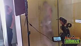 राफाएला डेनार्डिन ब्राज़ील की सबसे बड़ी चूचियाँ स्टीमी शावर सीन में दिखाती है