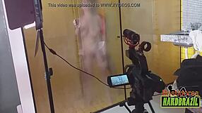 राफाएला डेनार्डिन ब्राज़ील की सबसे बड़ी चूचियाँ स्टीमी शावर सीन में दिखाती है