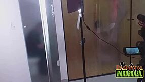 राफाएला डेनार्डिन ब्राज़ील की सबसे बड़ी चूचियाँ स्टीमी शावर सीन में दिखाती है