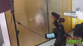 राफाएला डेनार्डिन ब्राज़ील की सबसे बड़ी चूचियाँ स्टीमी शावर सीन में दिखाती है