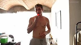 Hey, wanna see backstage action with Samuel Decker in Acordes do Prazer?